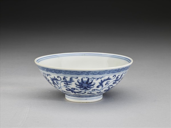 青花番蓮紋碗