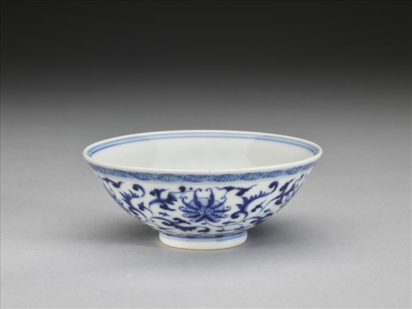 青花番蓮紋碗