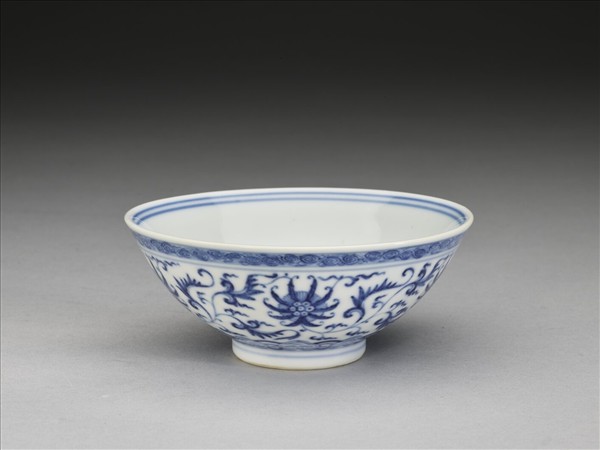 青花番蓮紋碗