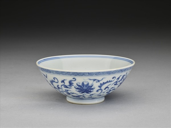 青花番蓮紋碗