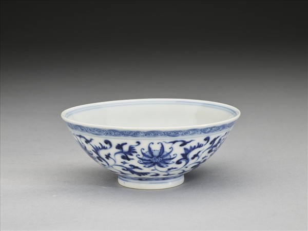 青花番蓮紋碗
