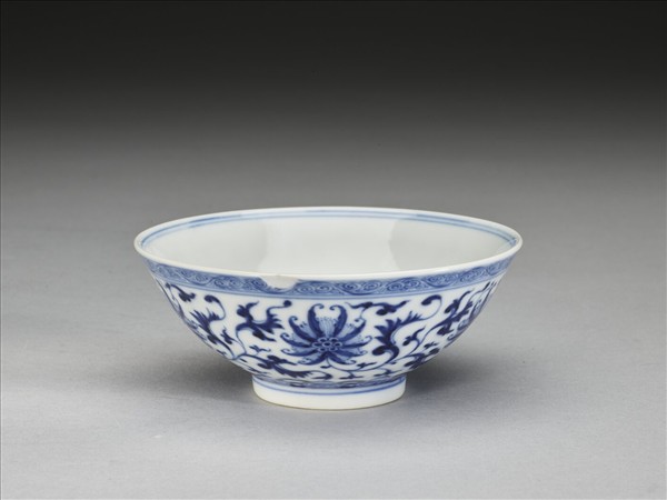 青花番蓮紋碗