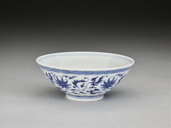 青花番蓮紋碗