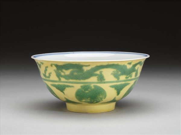 嬌黃釉綠彩龍鳳紋碗
