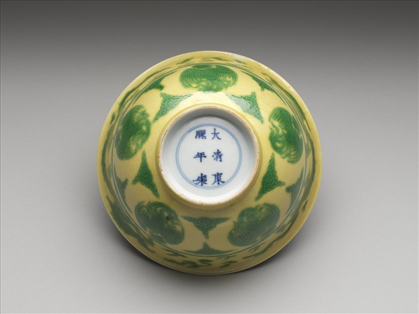 嬌黃釉綠彩龍鳳紋碗