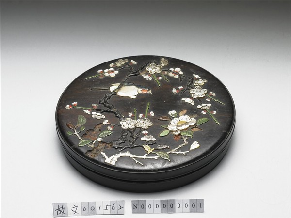 嵌花鳥紋圓木盒