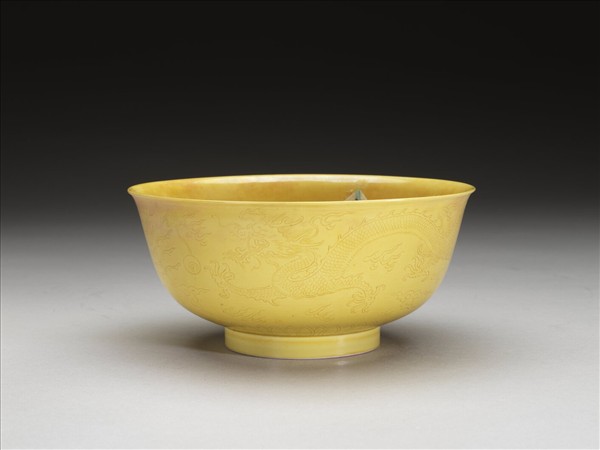 黃釉劃花龍鳳紋碗