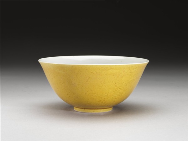 黃釉劃花龍紋碗