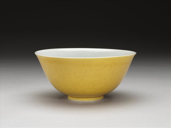 黃釉劃花龍紋碗