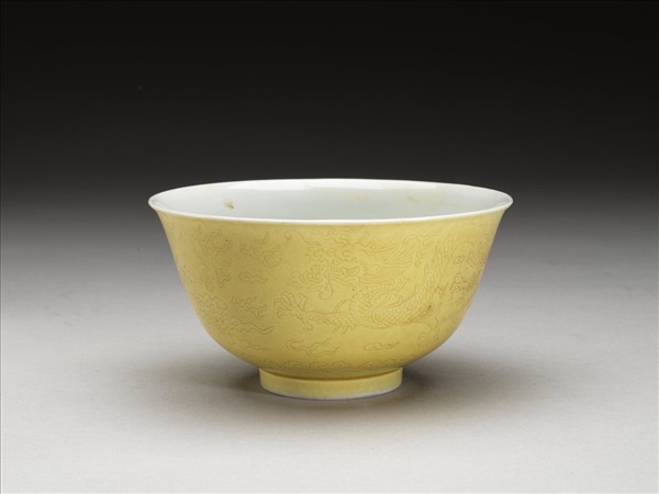 黃釉劃花龍紋碗