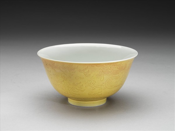 黃釉劃花龍紋碗