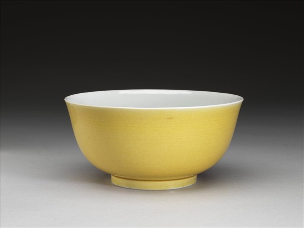 黃釉白裡碗