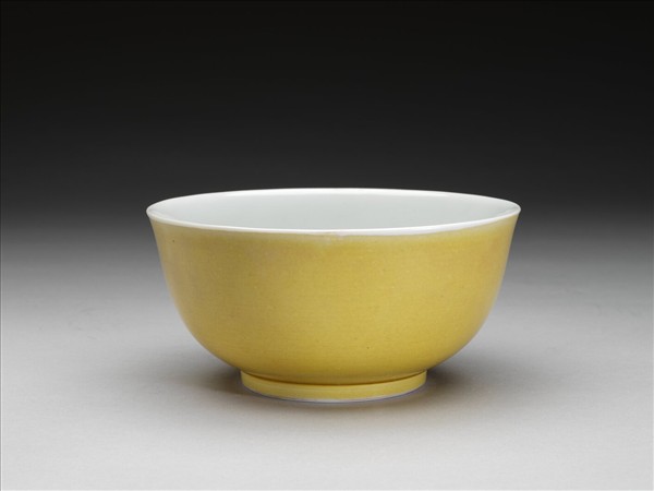 黃釉白裡碗