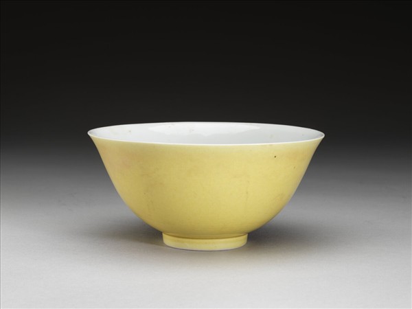 黃釉白裡碗