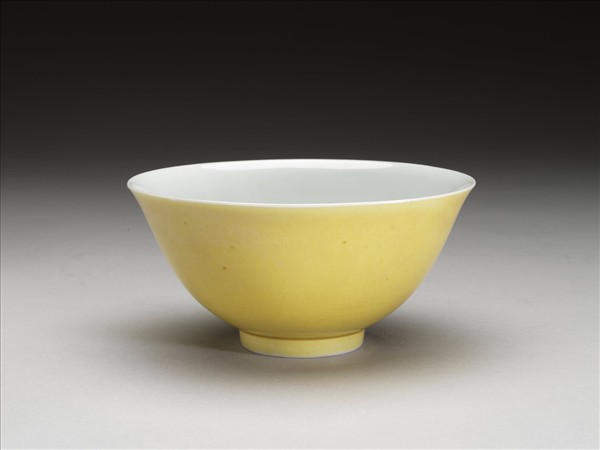 黃釉白裡碗