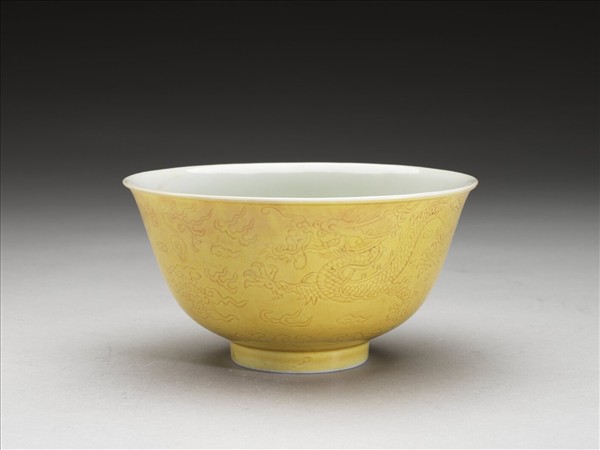 黃釉劃花龍紋碗