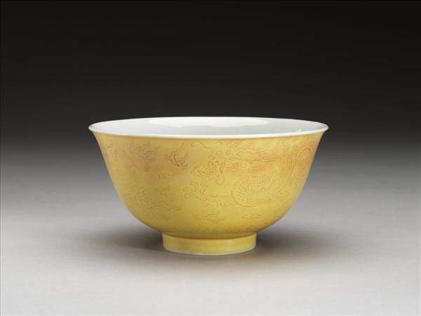 黃釉劃花龍紋碗