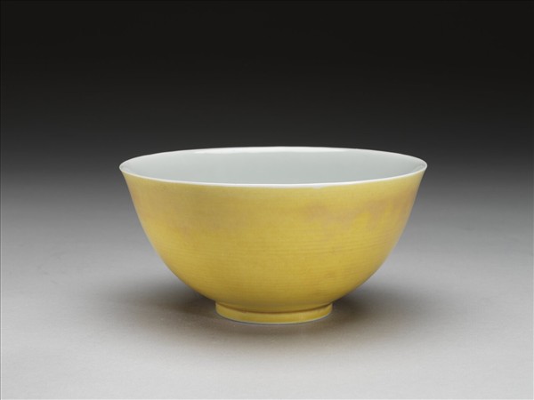黃釉白裡碗