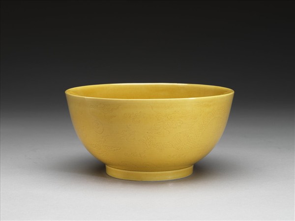 黃釉劃花龍紋碗