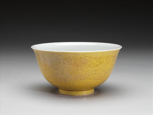 黃釉劃花龍紋碗