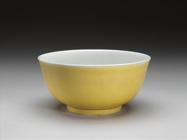 黃釉白裡碗