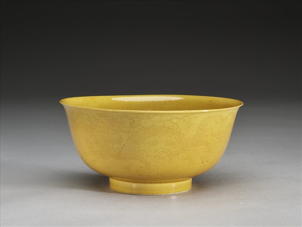 黃釉劃花龍鳳紋碗
