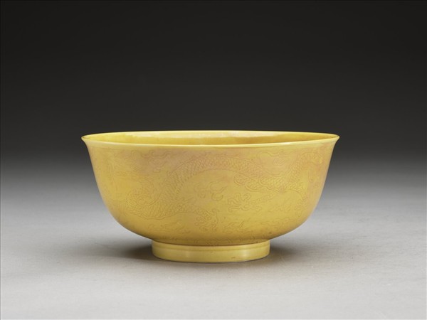 黃釉劃花龍鳳紋碗