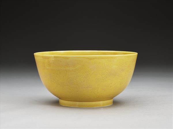 黃釉劃花龍紋碗