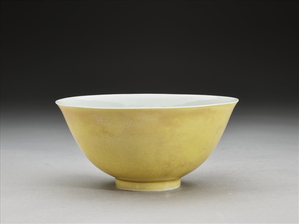 黃釉白裡碗