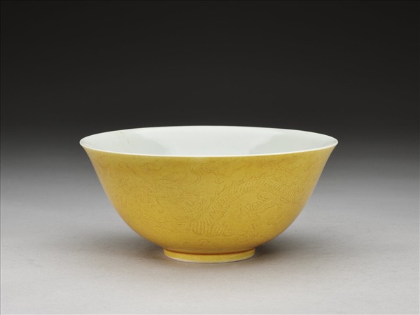 黃釉劃花龍紋碗