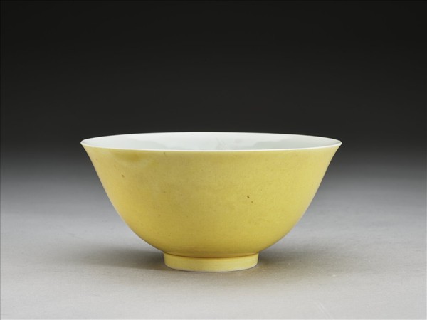 黃釉白裡碗