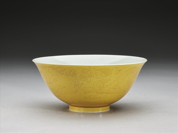 黃釉劃花龍紋碗