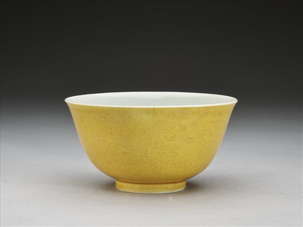 黃釉劃花龍紋碗