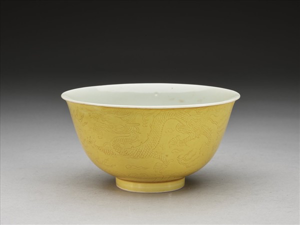 黃釉劃花龍紋碗