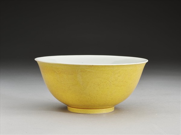 黃釉劃花龍紋碗