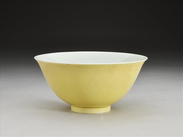 黃釉白裡碗
