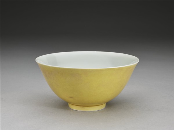 黃釉白裡碗