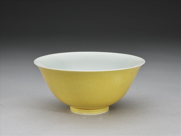 黃釉白裡碗