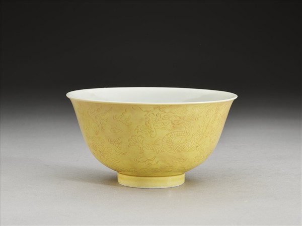 黃釉劃花龍紋碗