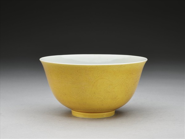 黃釉劃花龍紋碗