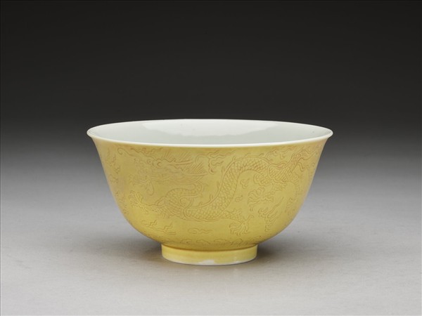 黃釉劃花龍紋碗