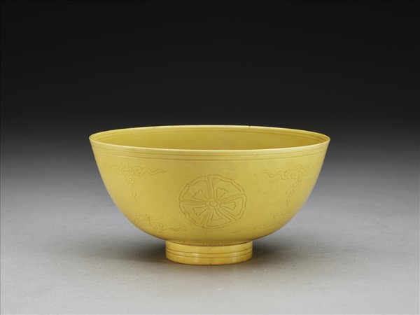 黃釉劃花團花紋碗