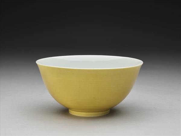 黃釉白裡碗