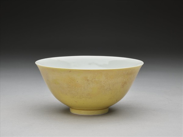 黃釉白裡碗