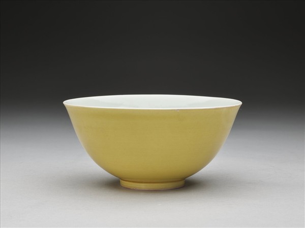 黃釉白裡碗