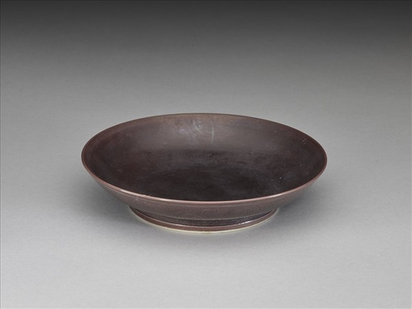 茄皮紫釉八寶紋盤