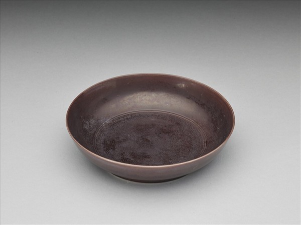 茄皮紫釉桃實紋盤