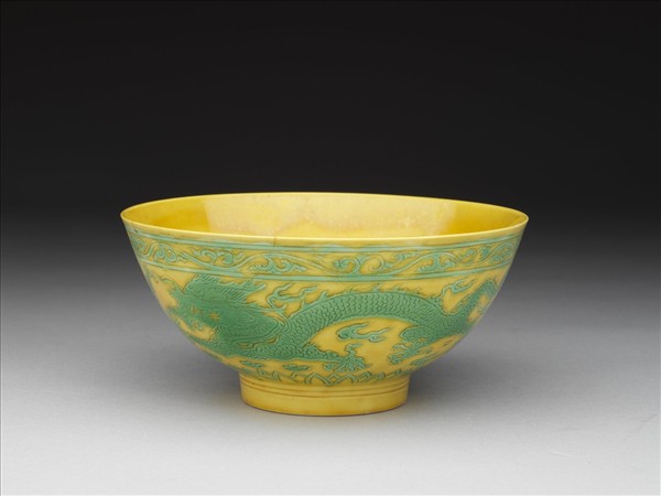 黃地綠彩龍鳳紋碗