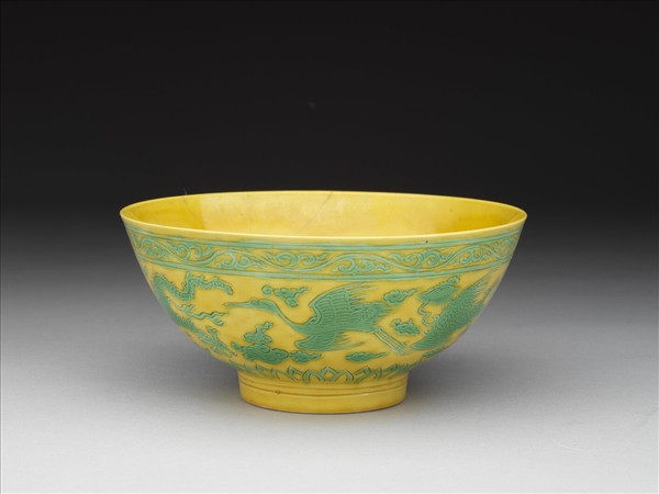 黃地綠彩龍鳳紋碗
