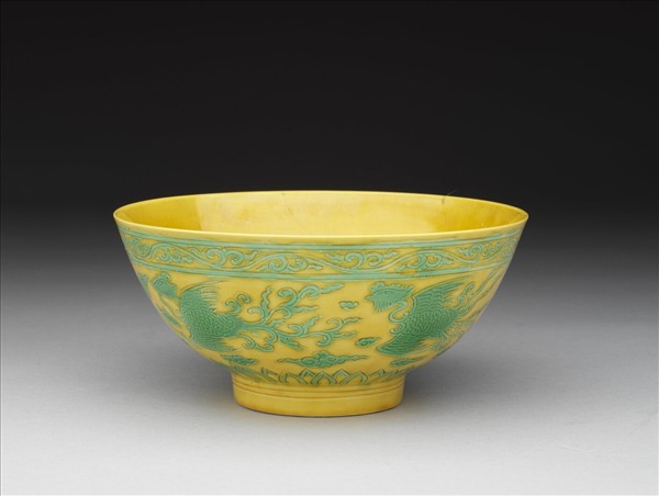 黃地綠彩龍鳳紋碗